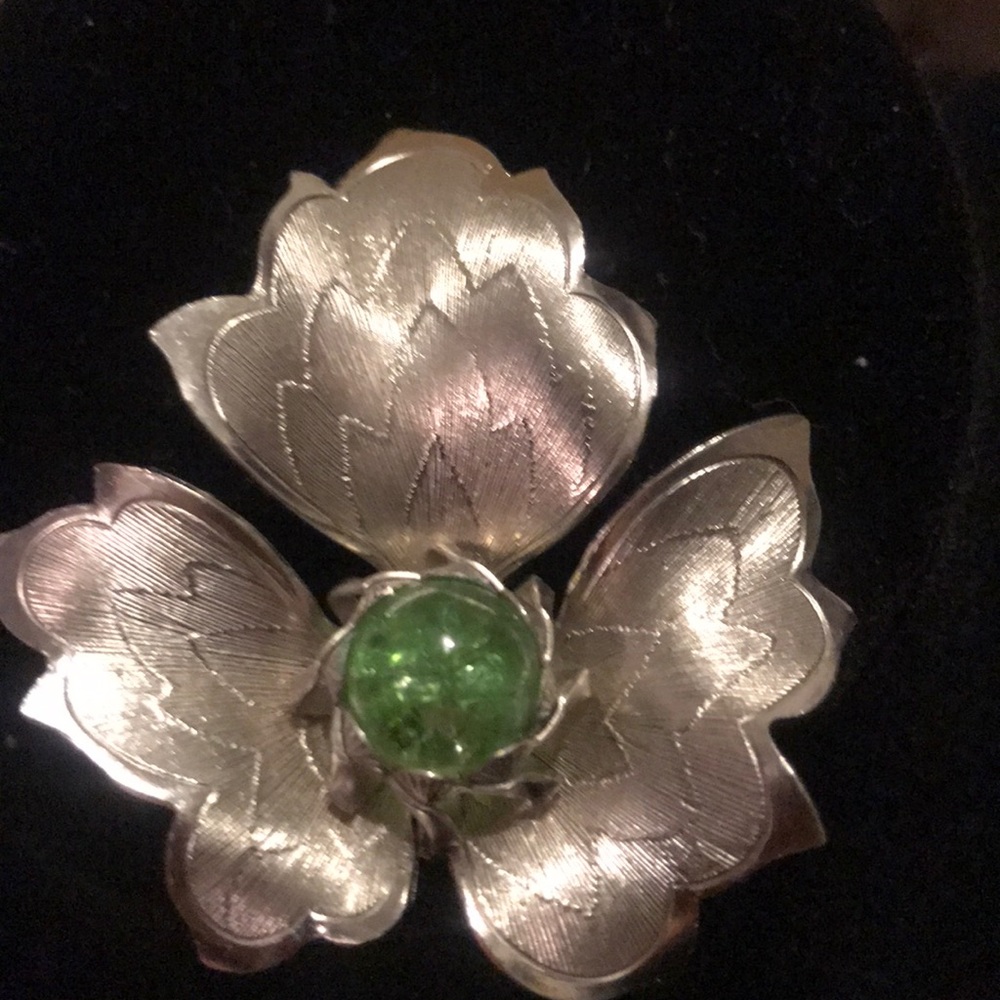 Vintage silver leaf flower. Brooch